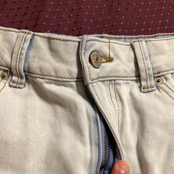 Jean shorts by Rewash size 5   Or 27. Preowned. Destressed, ripped - Picture 5 of 8